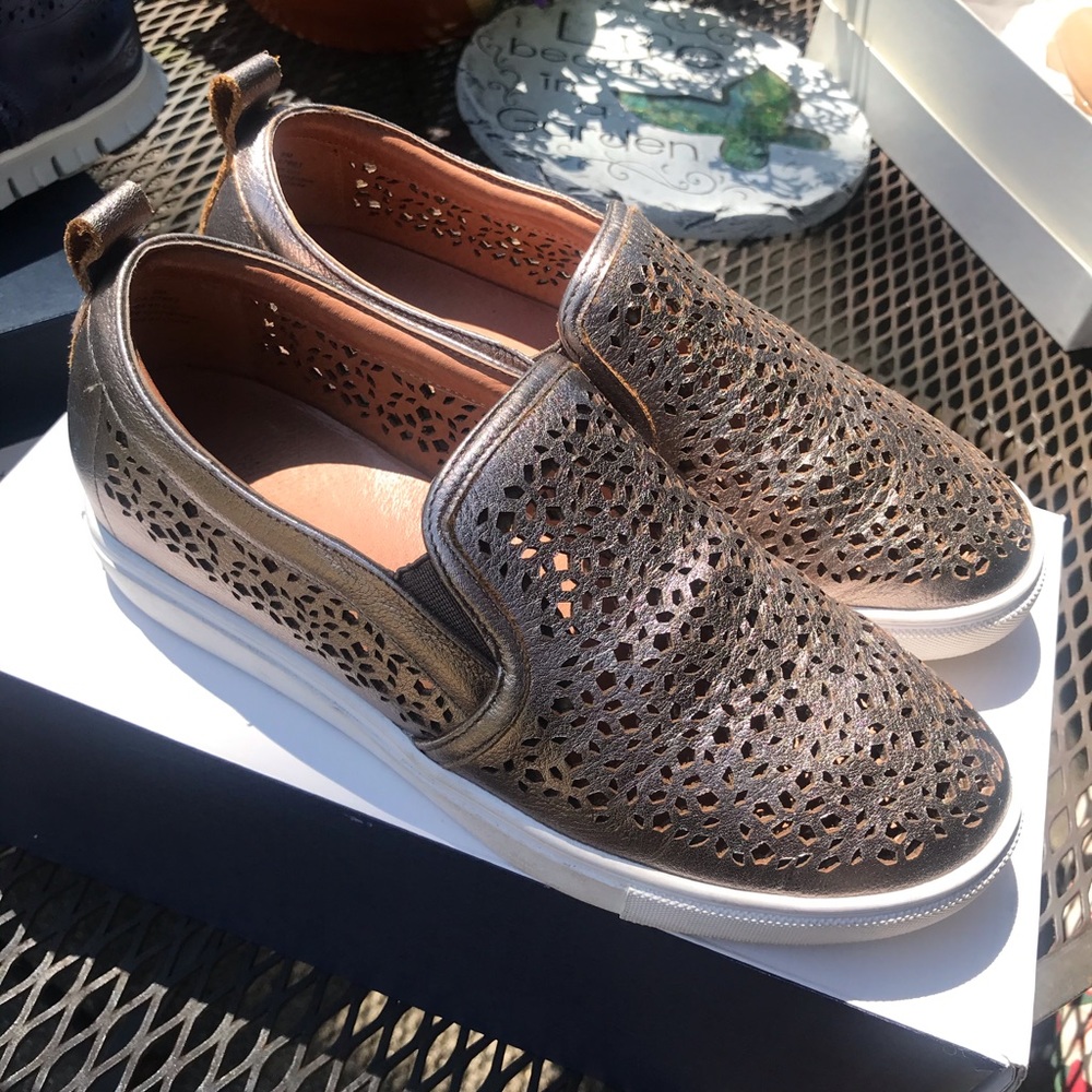 Caslon slip on